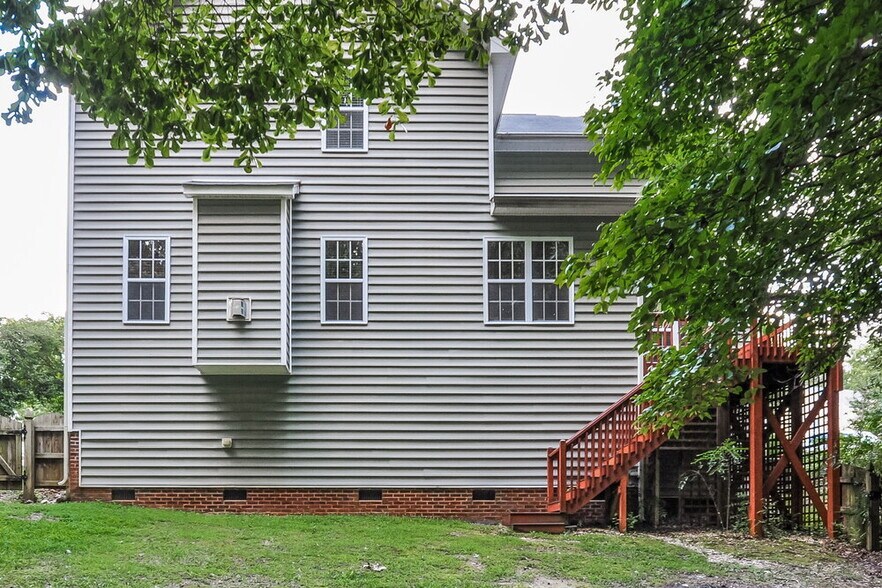 Building Photo - 136 Roan Dr
