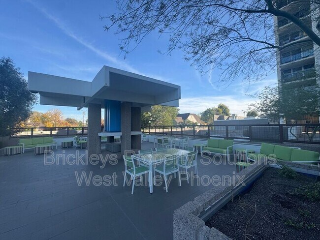 Building Photo - 2323 N Central Ave