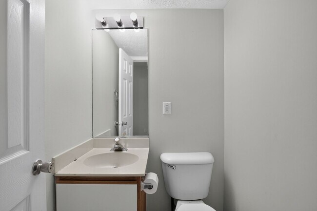 Building Photo - 3 Bedroom End Unit Townhouse