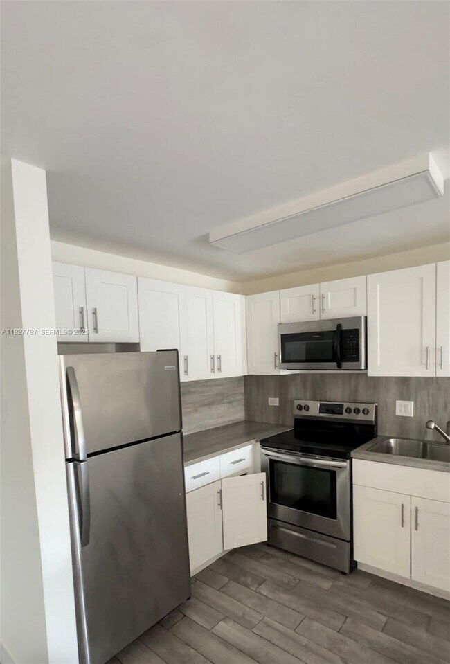 Building Photo - 1595 NE 135th St