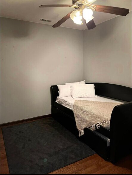 Building Photo - 4954-2 W Cullom Ave