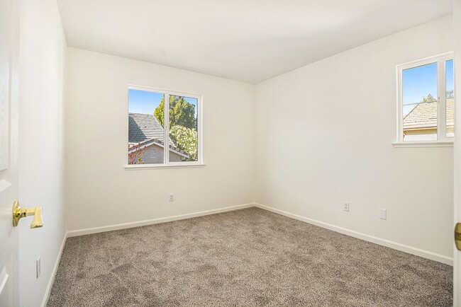 Building Photo - Beautiful and Move-In Ready, 4BD/2.5BA, Tw...