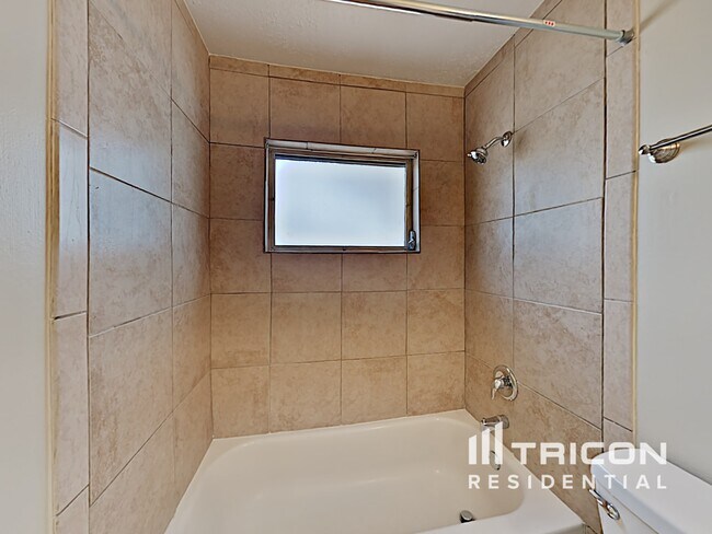 Building Photo - 227 Lochmond Dr