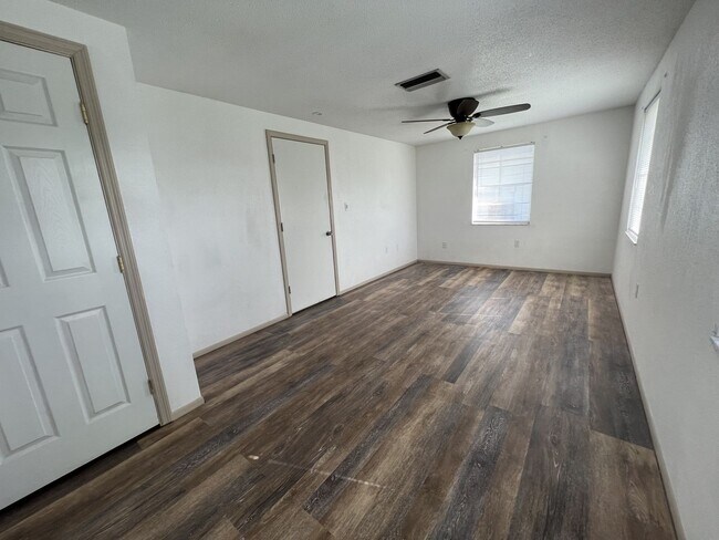 Building Photo - ** Single Family Home - Port Charlotte - 2 Bed / 2 Bath Plus Den/Bonus Room - Annual Rental - $16...