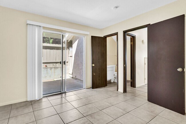 Building Photo - Great three bedroom townhome in UTC!  Avai...