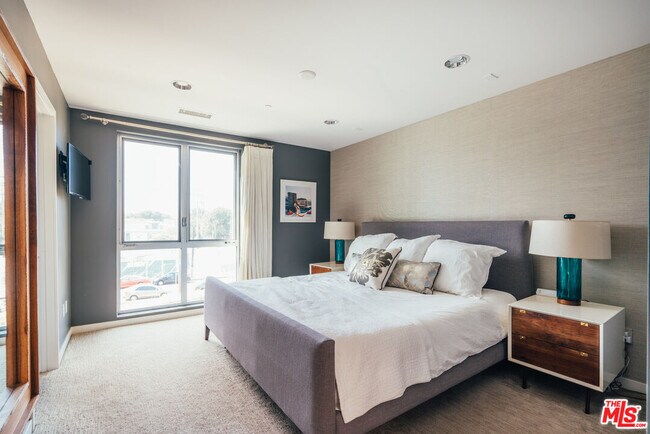 Building Photo - 310 Washington Blvd