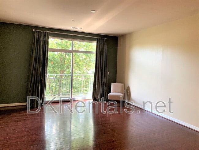 Building Photo - 711 Cosmopolitan Dr NE