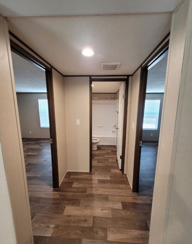 Building Photo - 165 Silver Cir