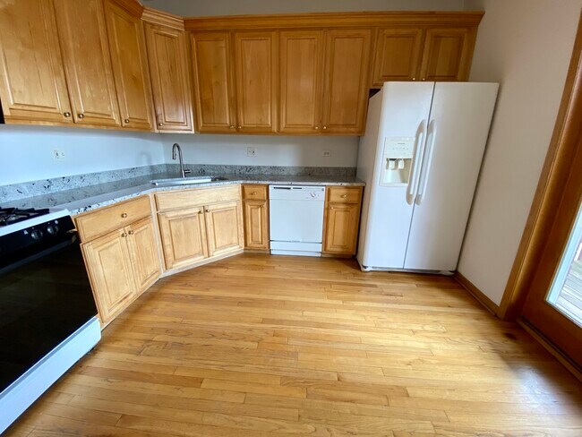Building Photo - 4233 N Kenmore Ave