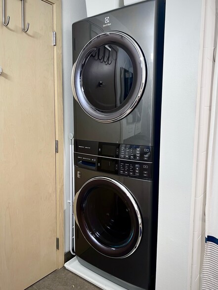 Building Photo - 425 23rd Ave S