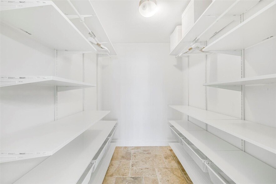 Building Photo - 1420 Brickell Bay Dr