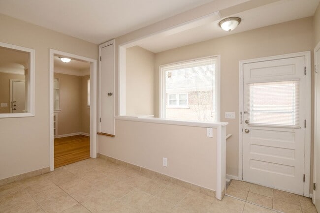 Building Photo - 1427 Woodland Dr