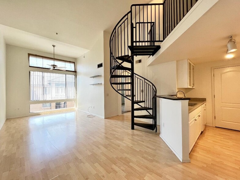 Family Room View From Front Door - 1701 E Colter St