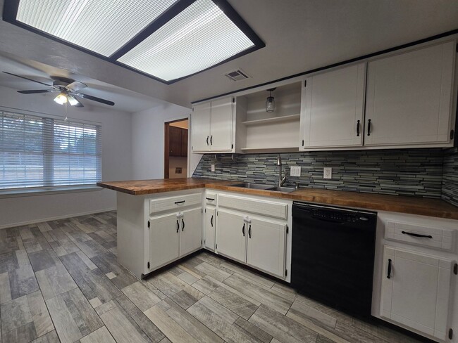 Building Photo - 4 bedroom 2 bath home in Seminole!