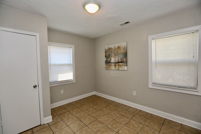 Building Photo - Cozy Cottage By The Sea!  3/2 Available 11...