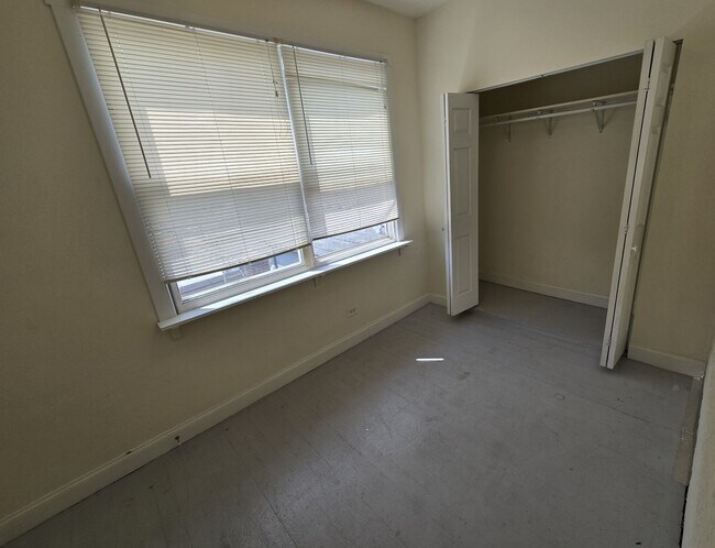 Building Photo - 4926 N Albany Ave