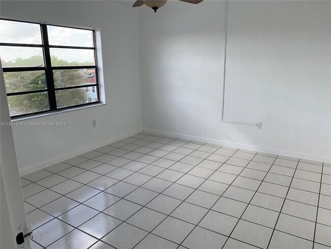 Building Photo - 1325 W 68th St