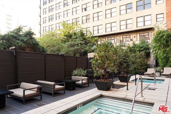 Building Photo - 460 S Spring St