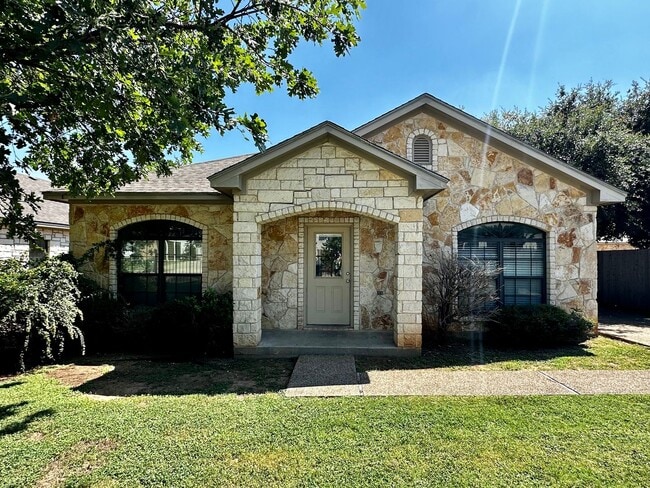 Building Photo - Spacious 5/4 House with Open Floor Plan Near Campus!