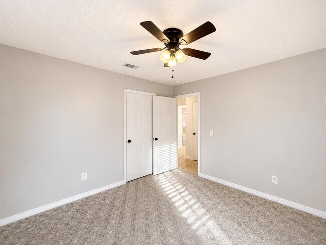 Building Photo - 2722 Shalimar Dr