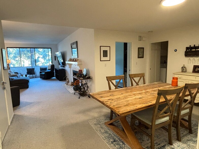 Dining/living room - 310 Tahiti Way