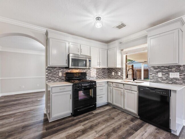 Building Photo - 7307 Village Lake Dr