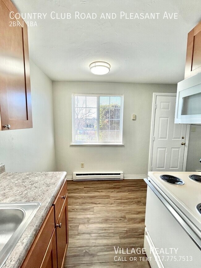 Building Photo - 615 Country Club Rd