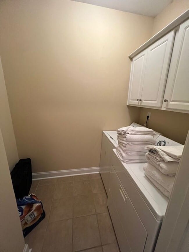 Building Photo - 2 bed 2.5 Condo- Great Location!