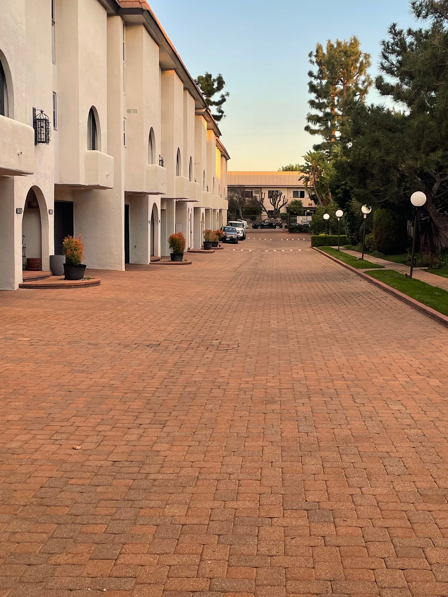 Courtyard - 5271 Newcastle Ave