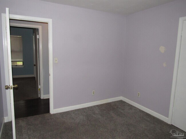 Building Photo - 7804 Oak Forest Dr