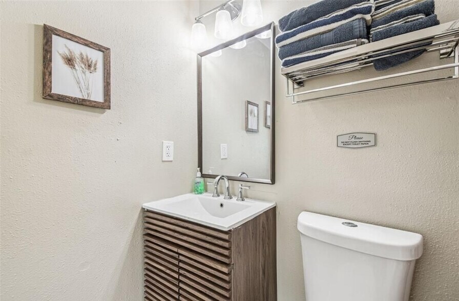 Building Photo - 4134 Dolphin Dr