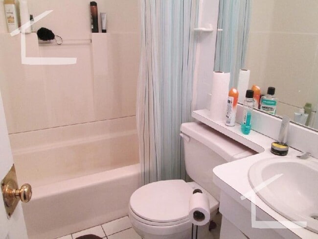 Building Photo - No Brokers Fee, Large Unit, Heat, Hot Water Included, Laundry on a Site