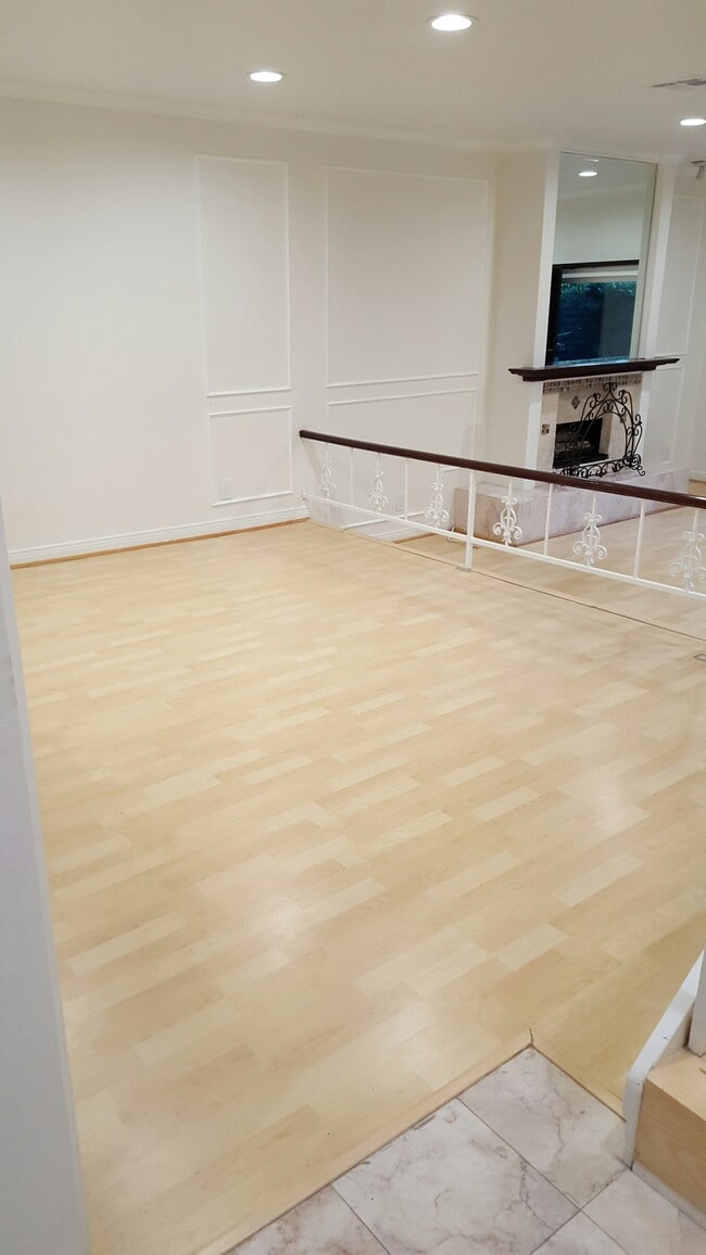 Building Photo - 1830 Kelton Ave