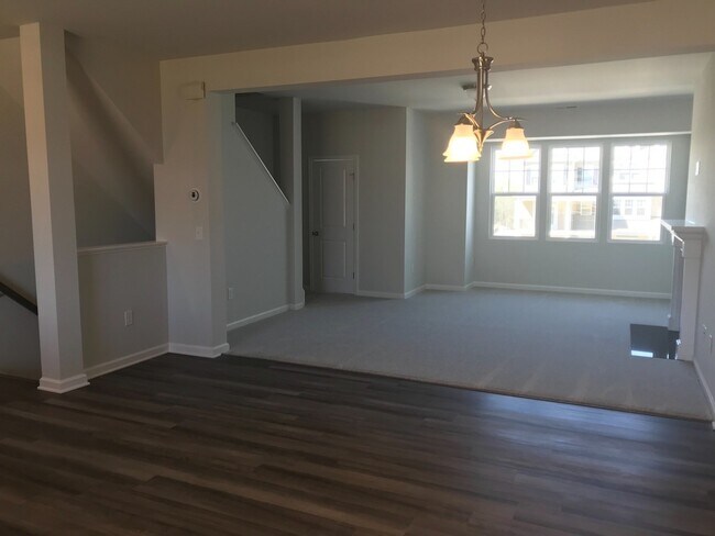 Building Photo - 2919 Great Lawn Rd