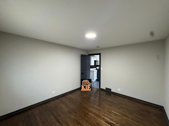 Building Photo - 14527 Irving Ave