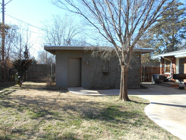 Building Photo - Large Home in a Central Location!