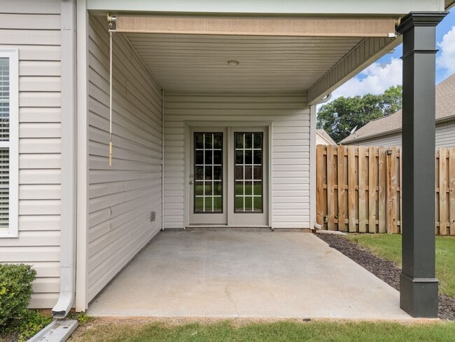 Building Photo - Beautiful 4 BR, 2 BA Home, 2 Car Garage wi...
