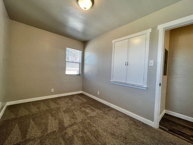 Building Photo - Newly Remodeled 2 Bed, 1 Bath Upper Unit in Greeley!