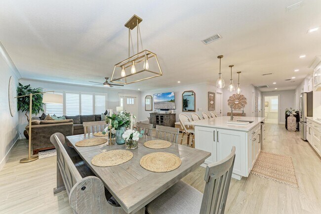 Building Photo - Furnished/Unfurnished ** Annual Rental ** Available 5/1/26 ** 4 Bed/2 Bath Single Family Home ** ...