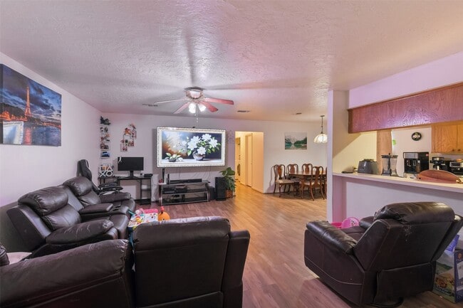 Building Photo - 217 Lazy Ln