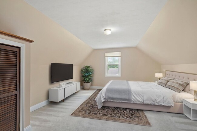 Building Photo - 5 Bed / 2 Bath Tudor Revival in Central Co...