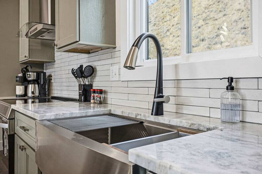 Building Photo - 268 Everett St