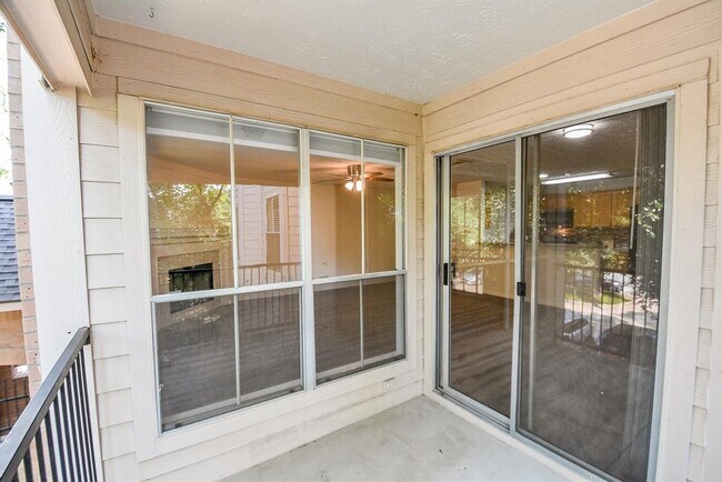 Building Photo - 8051 Bay Branch Dr