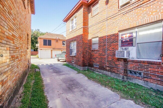 Building Photo - 4316-4312 Jack St