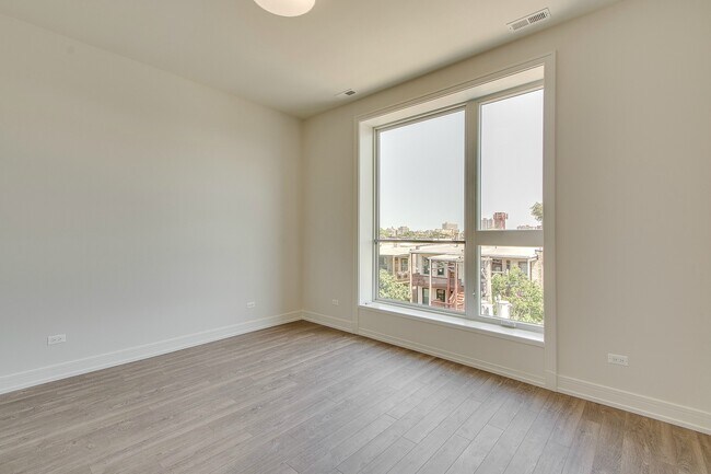 Building Photo - 4421 N Clark St