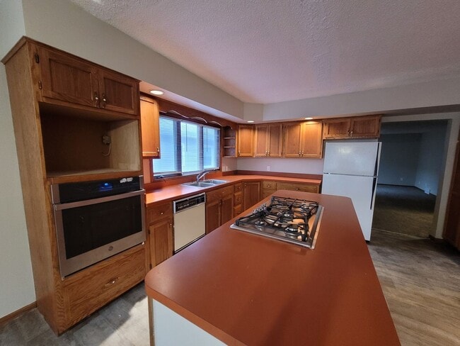 Building Photo - Don't miss this spacious kitchen!