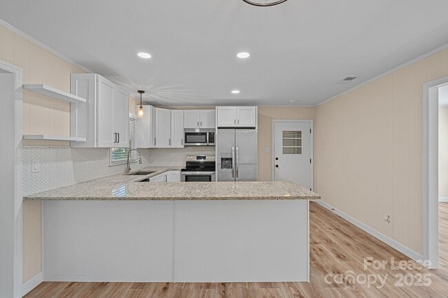 Building Photo - 540 Hoover Rd