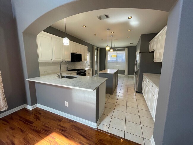 Building Photo - 10312 Yellowstone Dr