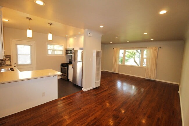 Building Photo - Quaint Midtown Ventura Duplex w/Many Upgra...