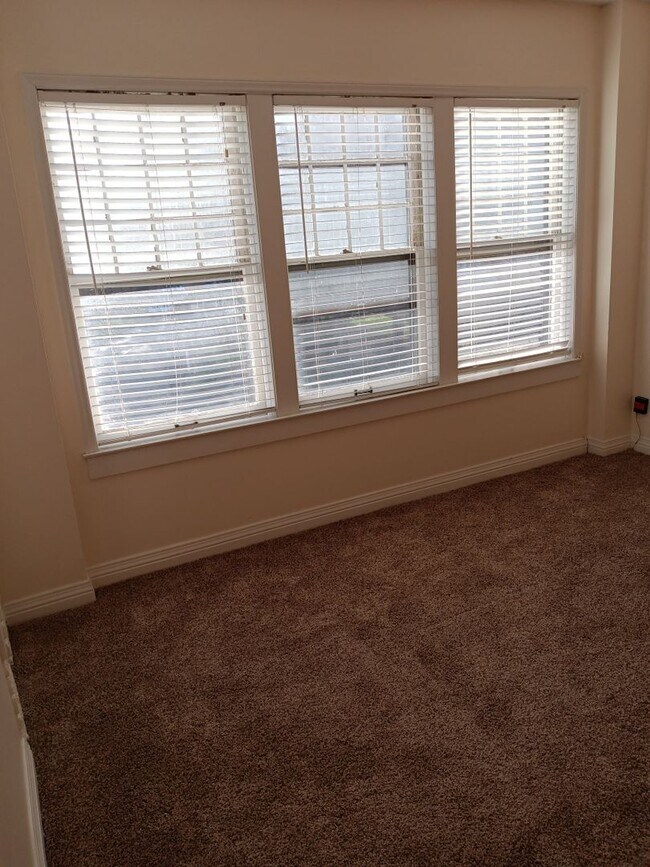 Building Photo - 2 Bedroom / 1.5 Bath Condo  Johnson City, TN